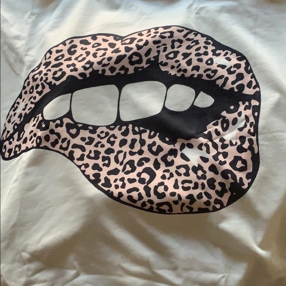 NWT Serenity Pullover White Leopard Lips Print - Picture 3 of 5